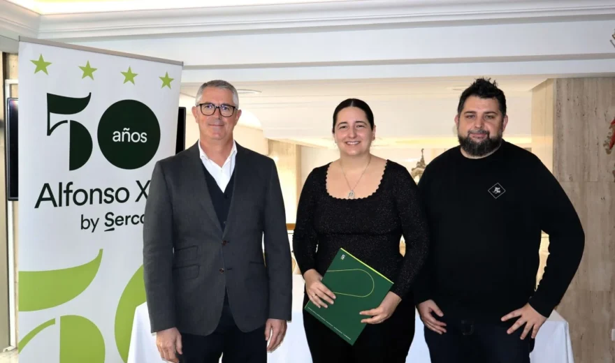 Colaboracion-Hotel-Alfonso-XIII-Magoga-1536×1024 De izquierda a derecha: Juan Carlos García, de la propiedad del hotel, junto a María Gómez y Adrián de Marcos, de Magoga y Mi Mare / Compás.