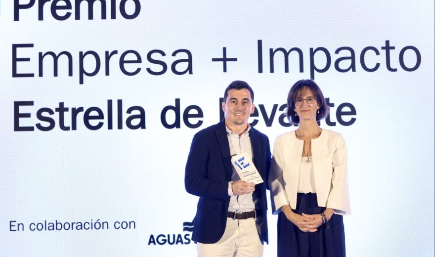 Jesús Hidalgo, jefe de fábrica, recoge uno de los premios.