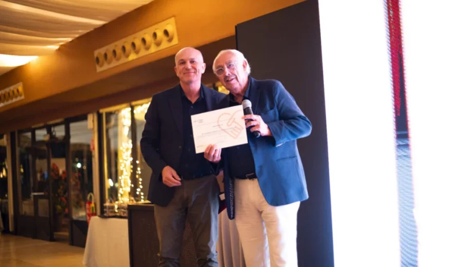 El vicerrector de la UMU, Longinos Marín, entregó el reconocimiento a Juan Gil en AEMARK 2025 / UMU.